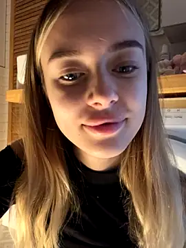 Snapshot of enjoy_my_beauty chatting on 09-25-25, 05:44 enjoy my beauty online show from 09-25-25, 05:44