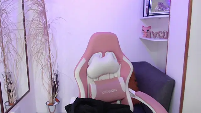 EmmaMyerss  online show from 10-01-25, 11:00