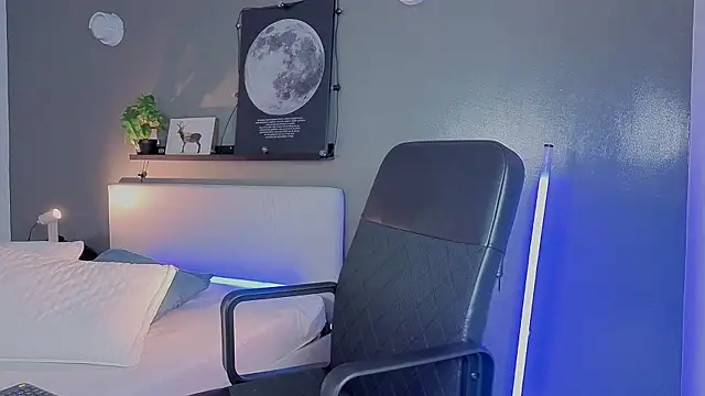 Snapshot of Ken-boy_ chatting on 10-11-25, 12:04 Ken-boy online show from 10-11-25, 12:04