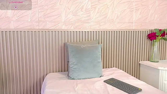 Snapshot of paula__cruzz chatting on 10-15-25, 09:15 paula cruzz online show from 10-15-25, 09:15