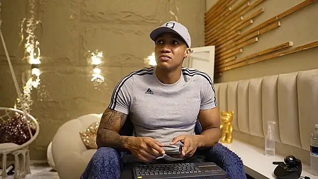 Snapshot of Logan_Varela chatting on 03-07-26, 02:25 Logan Varela online show from 03-07-26, 02:25