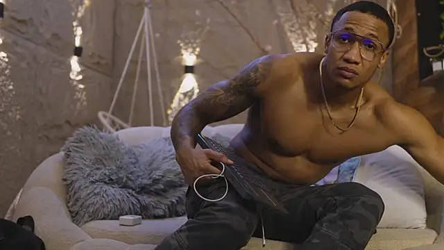 Snapshot of Logan_Varela chatting on 03-27-26, 08:52 Logan Varela online show from 03-27-26, 08:52