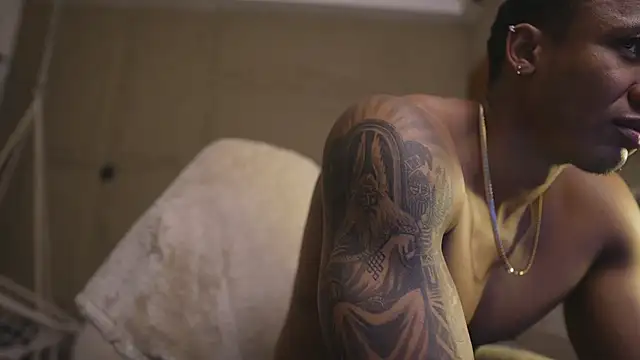 Snapshot of Logan_Varela chatting on 03-28-26, 02:05 Logan Varela online show from 03-28-26, 02:05