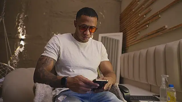 Snapshot of Logan_Varela chatting on 03-29-26, 03:12 Logan Varela online show from 03-29-26, 03:12