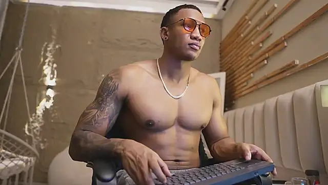 Snapshot of Logan_Varela chatting on 04-15-26, 03:52 Logan Varela online show from 04-15-26, 03:52