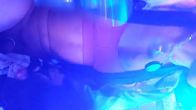 Snapshot of gurlnips chatting on 10-06-25, 11:40 gurlnips online show from 10-06-25, 11:40