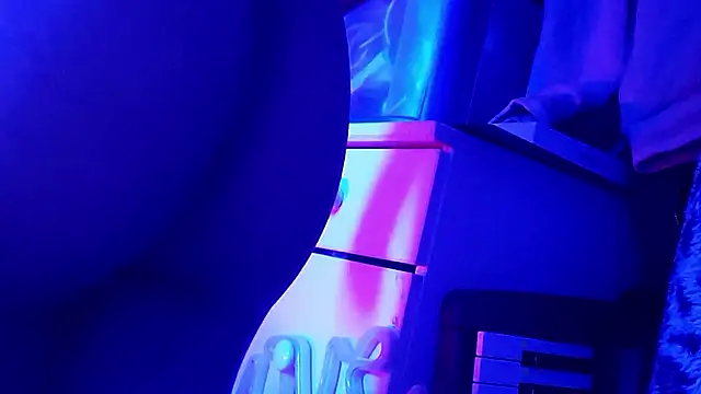 Snapshot of gurlnips chatting on 10-19-25, 09:21 gurlnips online show from 10-19-25, 09:21