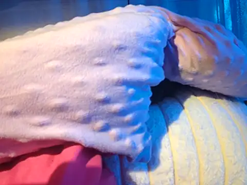 Snapshot of gurlnips chatting on 10-29-25, 08:49 gurlnips online show from 10-29-25, 08:49