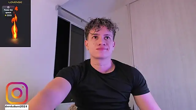 Snapshot of DerekOlsen chatting on 10-22-25, 02:45 DerekOlsen online show from 10-22-25, 02:45