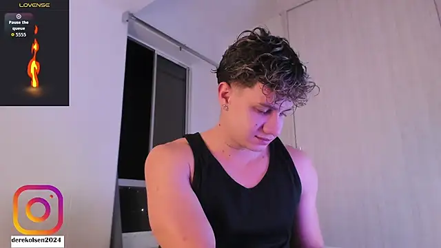 Snapshot of DerekOlsen chatting on 10-24-25, 02:41 DerekOlsen online show from 10-24-25, 02:41