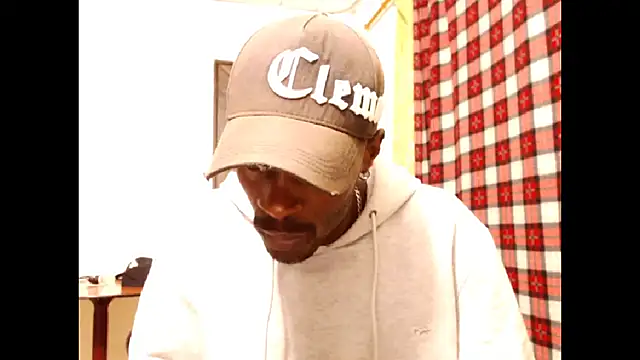 Snapshot of phillip-hot chatting on 11-29-25, 04:37 phillip-hot online show from 11-29-25, 04:37