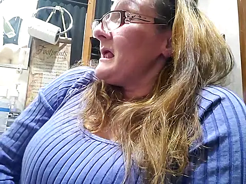 Snapshot of ILUV2TUCHMYKITTY chatting on 03-19-25, 07:29 ILUV2TUCHMYKITTY online show from 03-19-25, 07:29