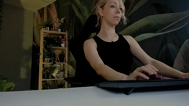 LylithSkye online show from 11-19-25, 10:59