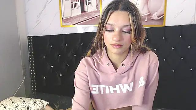 Snapshot of Laurita_b chatting on 01-15-25, 03:50 Laurita b online show from 01-15-25, 03:50