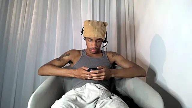 Snapshot of Skinnyblackman chatting on 10-28-25, 01:20 Skinnyblackman online show from 10-28-25, 01:20