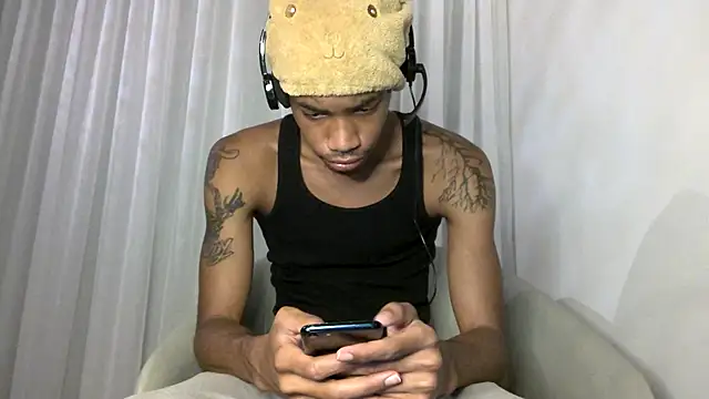 Snapshot of Skinnyblackman chatting on 10-29-25, 01:30 Skinnyblackman online show from 10-29-25, 01:30