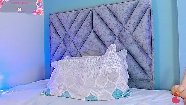 Snapshot of zoewilliams2 chatting on 03-28-26, 05:18 zoewilliams2 online show from 03-28-26, 05:18