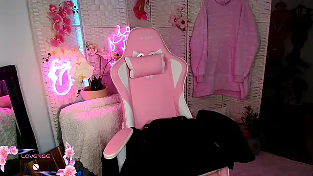 Snapshot of EllieKarrX chatting on 12-08-24, 08:47 EllieKarrX online show from 12-08-24, 08:47