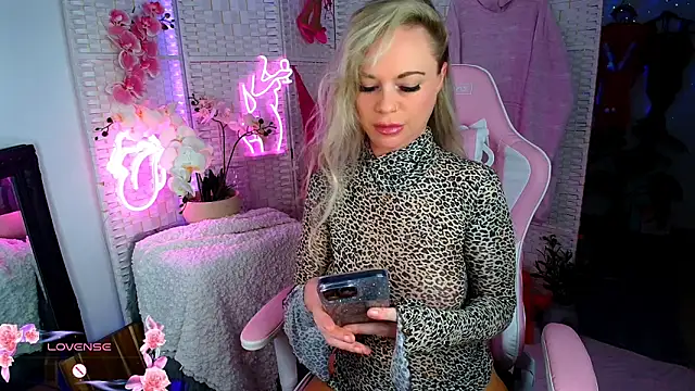 Snapshot of EllieKarrX chatting on 12-12-24, 08:57 EllieKarrX online show from 12-12-24, 08:57