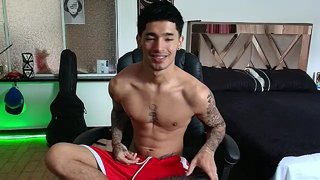 Snapshot of Damon__333 chatting on 10-18-25, 07:03 Damon 333 online show from 10-18-25, 07:03