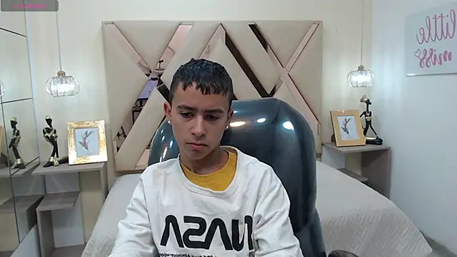 Snapshot of Xavii18 chatting on 01-21-25, 12:18 Xavii18 online show from 01-21-25, 12:18