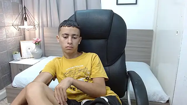 Snapshot of Xavii18 chatting on 02-06-25, 05:09 Xavii18 online show from 02-06-25, 05:09