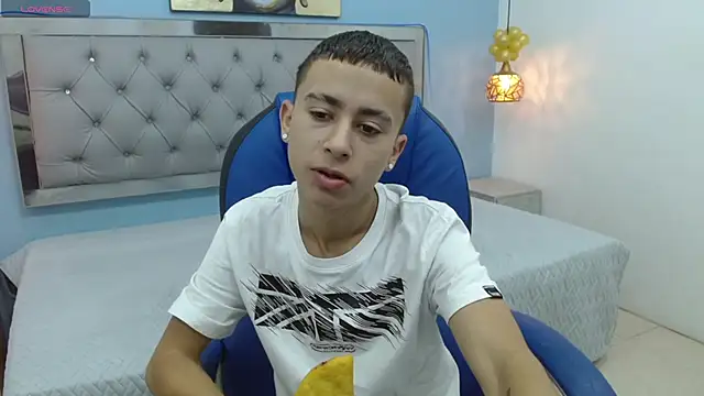 Snapshot of Xavii18 chatting on 02-12-25, 12:44 Xavii18 online show from 02-12-25, 12:44