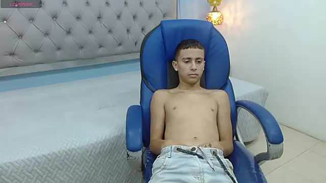 Snapshot of Xavii18 chatting on 02-12-25, 04:11 Xavii18 online show from 02-12-25, 04:11