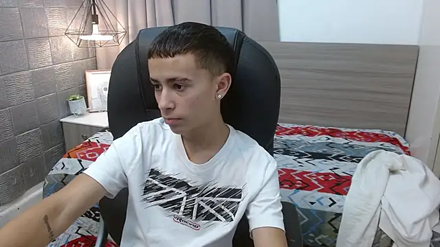 Snapshot of Xavii18 chatting on 02-13-25, 02:42 Xavii18 online show from 02-13-25, 02:42