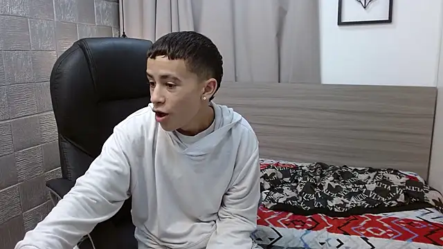 Snapshot of Xavii18 chatting on 02-15-25, 07:17 Xavii18 online show from 02-15-25, 07:17