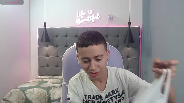 Snapshot of Xavii18 chatting on 03-11-25, 01:01 Xavii18 online show from 03-11-25, 01:01