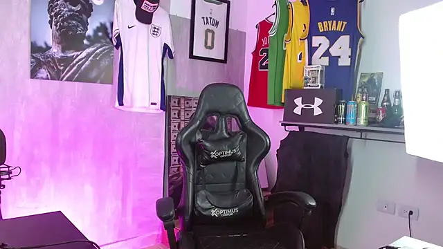 Snapshot of Hendry_ chatting on 12-17-25, 05:57 Hendry online show from 12-17-25, 05:57