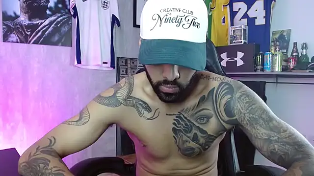 Snapshot of Hendry_ chatting on 12-22-25, 01:13 Hendry online show from 12-22-25, 01:13