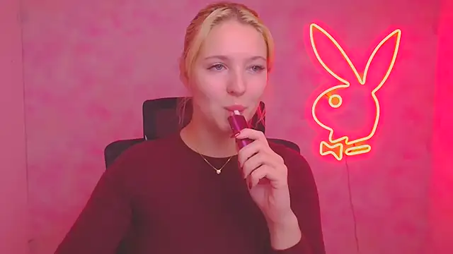 Snapshot of Milka_kiss_ chatting on 10-18-25, 11:44 Milka kiss online show from 10-18-25, 11:44