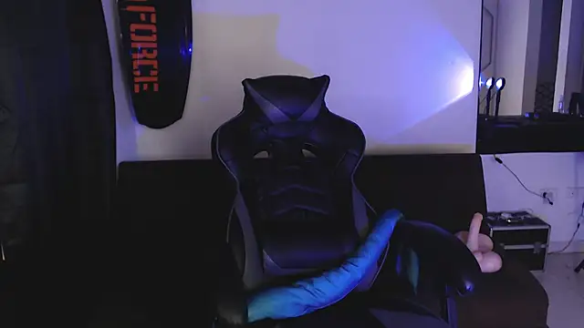 Snapshot of liz-beths chatting on 10-20-25, 04:51 liz-beths online show from 10-20-25, 04:51