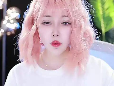 Qiaoqiao  online show from 03-20-25, 12:43