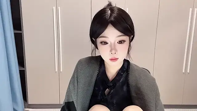 Snapshot of Q-ing chatting on 11-14-25, 01:43 Q-ing online show from 11-14-25, 01:43