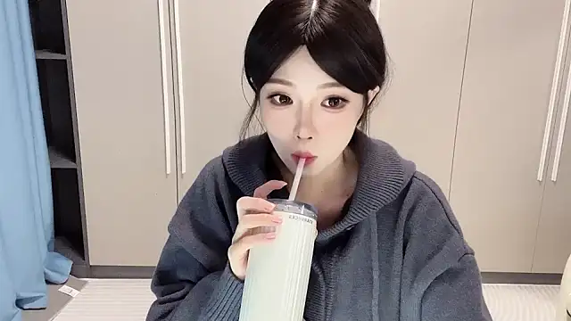 Snapshot of Q-ing chatting on 11-24-25, 01:44 Q-ing online show from 11-24-25, 01:44