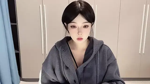 Snapshot of Q-ing chatting on 12-02-25, 12:21 Q-ing online show from 12-02-25, 12:21