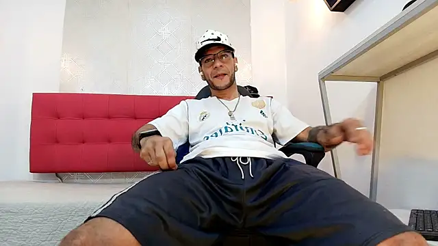 Snapshot of Andrey_u92 chatting on 11-08-25, 04:01 Andrey u92 online show from 11-08-25, 04:01