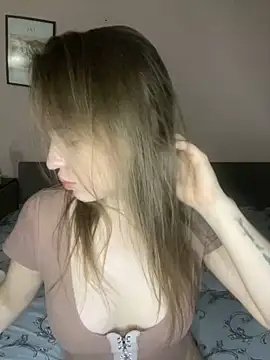 Snapshot of EdnaBradley chatting on 10-14-25, 02:51 EdnaBradley online show from 10-14-25, 02:51