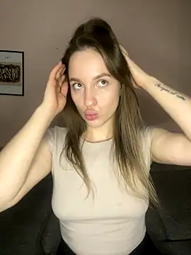 Snapshot of EdnaBradley chatting on 10-18-25, 02:40 EdnaBradley online show from 10-18-25, 02:40