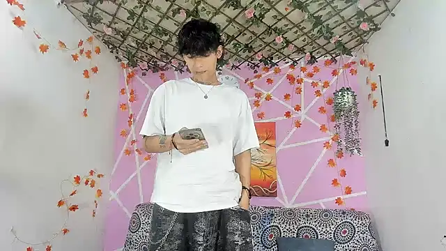 Snapshot of Fresahot2005 chatting on 12-18-25, 02:01 Fresahot2005 online show from 12-18-25, 02:01