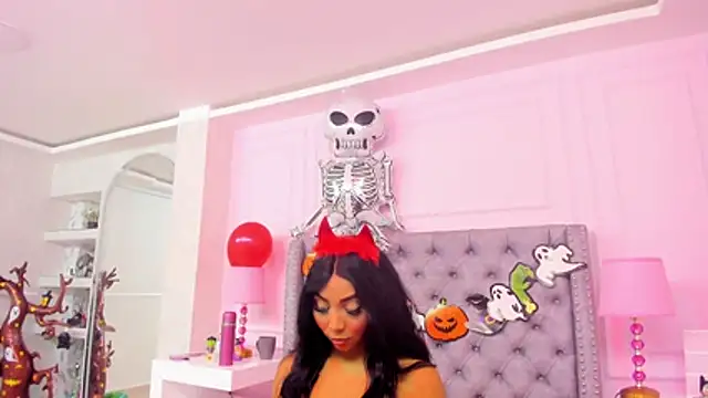 HaileeRoberts online show from 10-24-25, 12:45