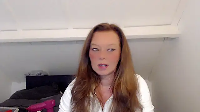 Snapshot of roxanna24 chatting on 03-12-26, 07:20 roxanna24 online show from 03-12-26, 07:20