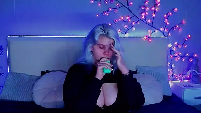 Snapshot of JoannLowe chatting on 11-02-25, 08:33 JoannLowe online show from 11-02-25, 08:33