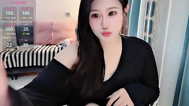 QQ-tutu online show from 10-24-25, 01:46