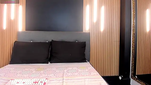 Snapshot of EvaaLovia1 chatting on 03-06-26, 01:18 EvaaLovia1 online show from 03-06-26, 01:18