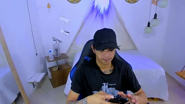 Snapshot of Brand_habes chatting on 11-19-25, 01:33 Brand habes online show from 11-19-25, 01:33