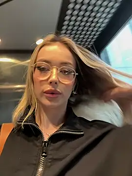 Snapshot of KylieJoyce chatting on 01-05-25, 06:56 KylieJoyce online show from 01-05-25, 06:56